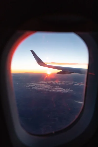 Belo Tiro Janela Avião Sua Asa Durante Pôr Sol — Fotografia de Stock