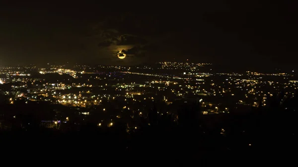 Uma Vista Aérea Uma Paisagem Urbana Iluminada Nascer Sol Cedo — Fotografia de Stock