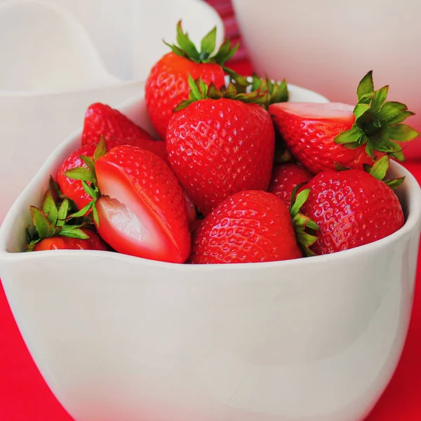 Eine Nahaufnahme Von Frischen Erdbeeren Einer Weißen Tasse — Stockfoto