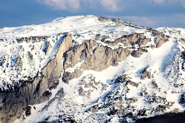 岩石覆盖的雪山迷人的景色 — 图库照片