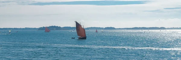 イロー モインズ島の古いボート 赤い帆 モルビア湾の伝統的なボート ブルターニュ — ストック写真