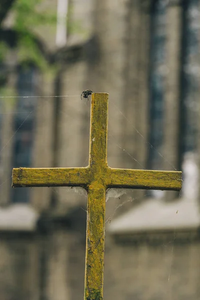 老旧金属十字架在一座旧建筑物前的一个古老金属十字架的选择 — 图库照片
