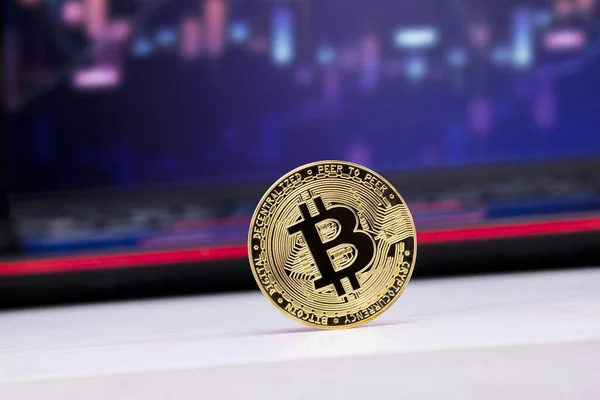 Zbliżenie Zdjęcia Złotej Bitcoiny Zamazanym Tłem Tabletu Wykresami Finanse — Zdjęcie stockowe