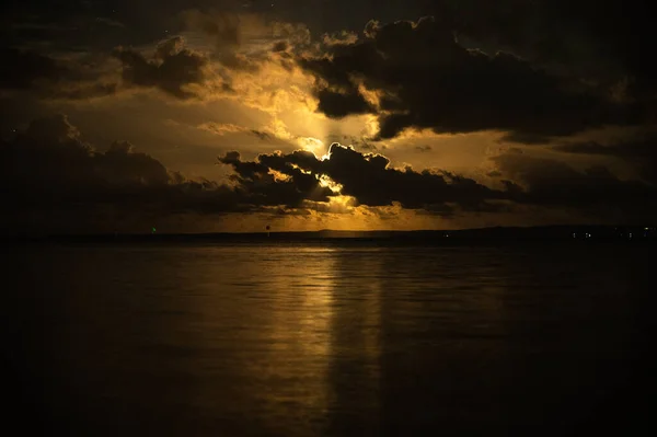 Uma Vista Deslumbrante Mar Fundo Dourado Escuro Céu Por Sol — Fotografia de Stock