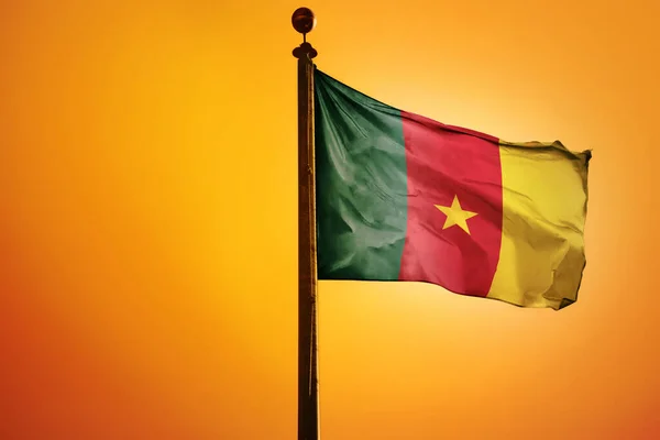 Cyfrowa Ilustracja Flagi Kamerunu Machająca Jasnego Żółtego Nieba — Zdjęcie stockowe