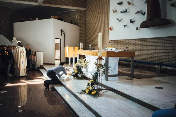 มคนและพระสงฆ ระหว างการส งหารหม ในโบสถ — ภาพถ่ายสต็อก