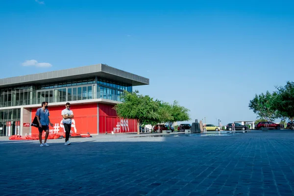 Dos Hombres Despertando Plaza Qatar Cerca Del Museo Estación Bomberos — Foto de Stock