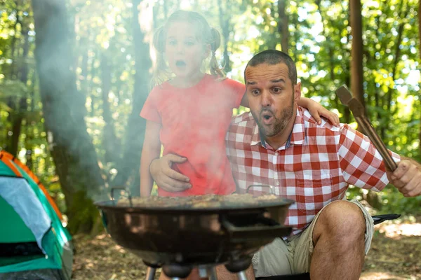 Beyaz Bir Baba Kızı Ormanda Bir Aile Pikniğinde Barbekü Hazırlıyorlar — Stok fotoğraf