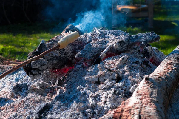 Stockbrot Der Glut Eines Lagerfeuers Zubereiten — Stockfoto