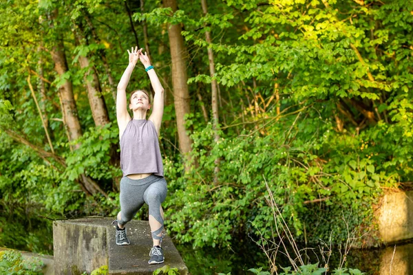 Una Joven Caucásica Haciendo Yoga Naturaleza —  Fotos de Stock