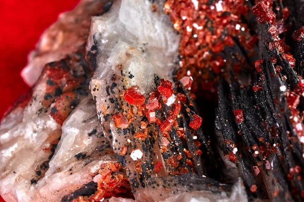 Kırmızı Arkaplan Üzerinde Vanadinite Yakın Çekim — Stok fotoğraf