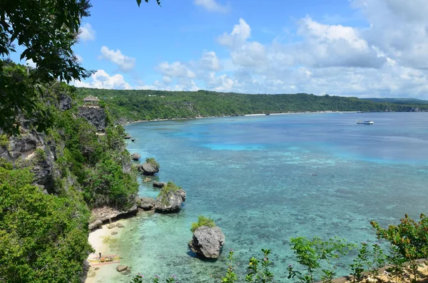 Een Schilderachtig Uitzicht Een Kust Met Turquoise Water Omgeven Door — Stockfoto