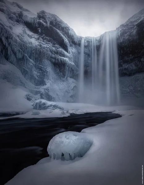 Uma Vista Fascinante Uma Cachoeira Congelada Skogafoss Montanha Com Rio — Fotografia de Stock