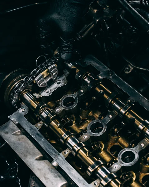 男子修理汽车发动机的特写镜头 — 图库照片