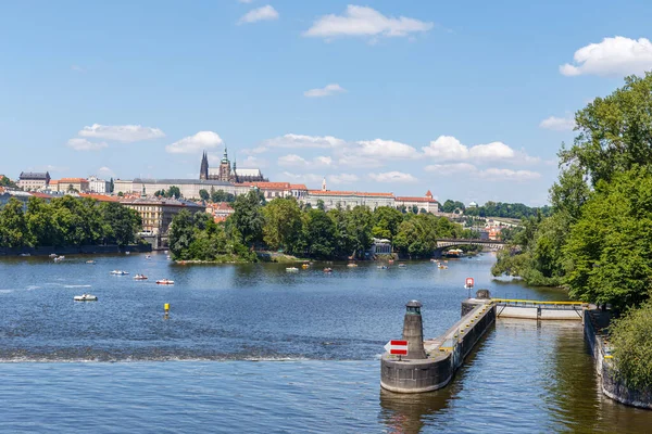 ヴルタヴァ川と観光用水上バイクとプラハ城とシュトレッキー島の美しい景色 — ストック写真