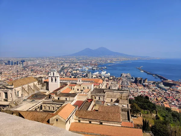 Arka Planda Vezüv Dağı Nın Olduğu Napoli Şehrinin Manzarası — Stok fotoğraf