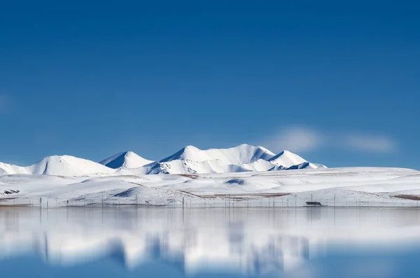 手前に湖のある美しい雪の山 — ストック写真