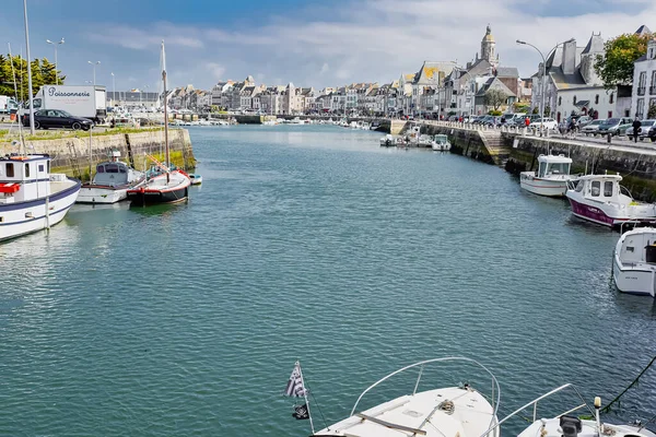 Vacker Bild Båtar Förtöjda Vid Hamnen Croisic Frankrike Dyster Dag — Stockfoto