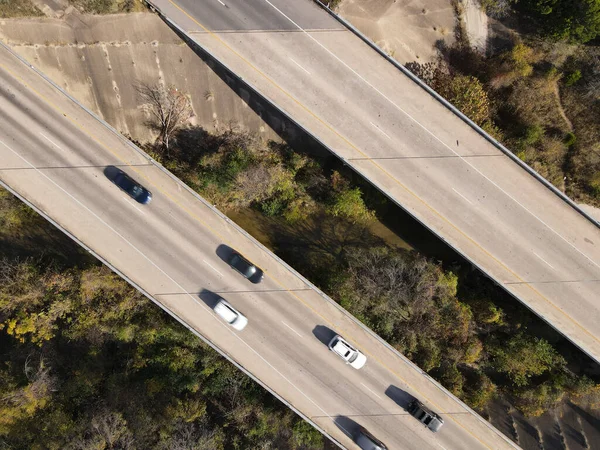 Una Vista Aérea Los Coches Que Conducen Puente Sobre Río —  Fotos de Stock