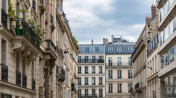 Париж Типичный Фасад Красивое Здание Старыми Крышами — стоковое фото