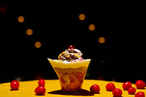 Die Schöne Cupcake Mit Roter Kirsche — Stockfoto