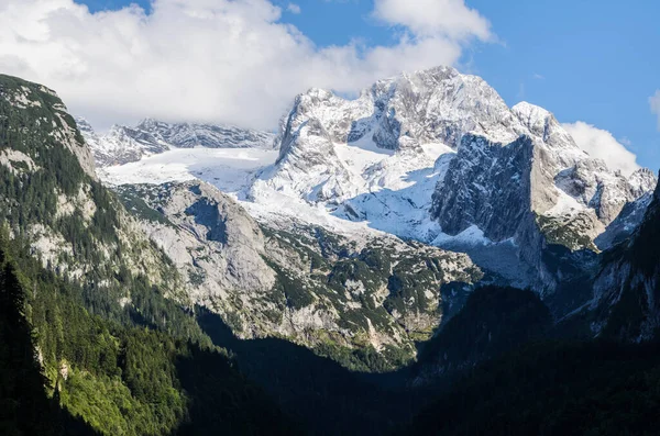 Krásný Záběr Skalnatých Hor Částečně Pokrytých Sněhem Mechem — Stock fotografie