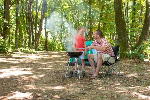 Beyaz Bir Baba Kızı Ormanda Bir Aile Pikniğinde Barbekü Hazırlıyorlar — Stok fotoğraf