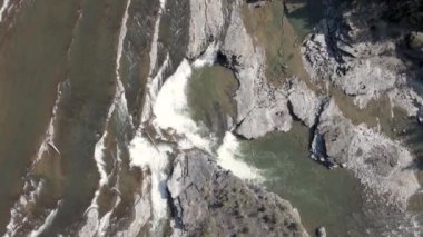 Karlı bir dağın güzel manzarası