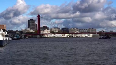 Boompjeskade 'den Willemsbrug' un manzarası