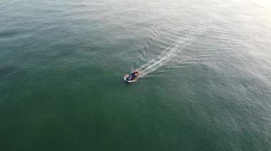 Eastbourne, İngiltere 'de küçük bir balıkçı teknesindeki bir adamın hava aracı görüntüsü.