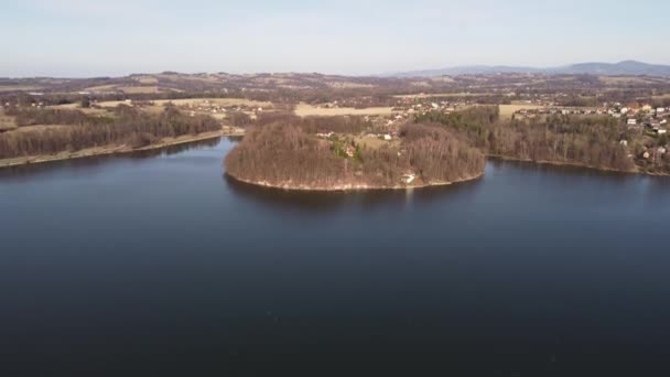 Una Vista Aerea Una Zona Rurale Sul Lago Con Campi — Video Stock