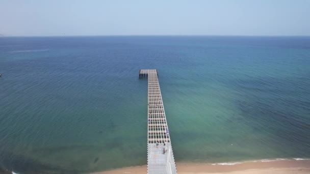 Luftaufnahme Eines Pontons Auf Dem Meer Und Infrastruktur Der Küste — Stockvideo