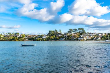 Brittany, Morbihan körfezindeki Ile aux Moines adası, tipik liman ve köydeki eski evler.