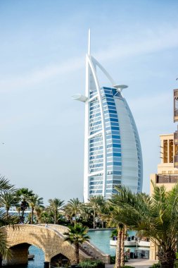 Birleşik Arap Emirlikleri 'nin Dubai kentindeki Burj Al-Arap lüks otelinin dikey görüntüsü.