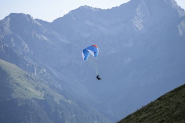 Paraşütçü sineklerin güzel manzarası, Bergen, Alpen