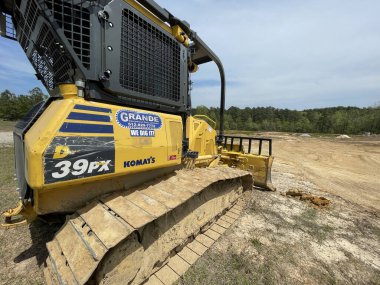 Augusta, Ga USA - 04: 13 22: İnşaat alanında sarı kazıcı