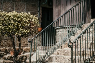 Metal parmaklıklı taş bir merdivenin yakın çekimi.