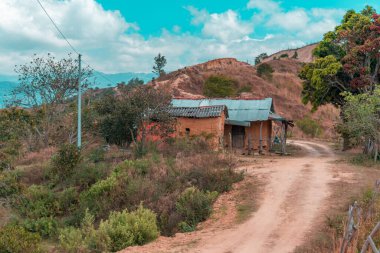 Santander, Kolombiya 'da eski bir evin düşük açılı görüntüsü.