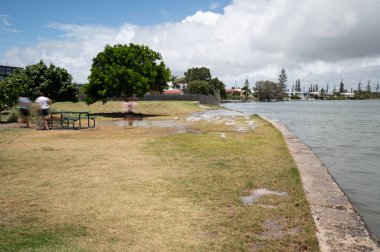 Ekstra yüksek gelgitler sırasında sahilin uzun pozlama sahnesi - iklim değişikliği