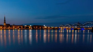 Şehrin güzel bir manzarası ve Riga, Letonya 'daki denizdeki yansıması.