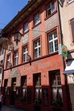 Tipik bir tarihi binanın ön cephesinin dikey görüntüsü.