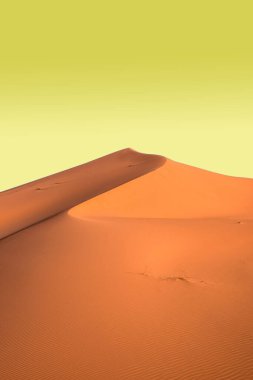 Gece parlayan yanan mumlu süs Arap feneri. Kutlama kartı, Müslüman kutsal ayı için davetiye Ramazan Kareem.