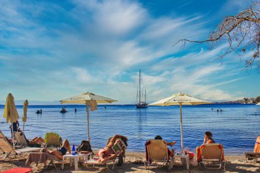 Aegina adasındaki Aiginitsa plajında şemsiyeler ve şezlonglar