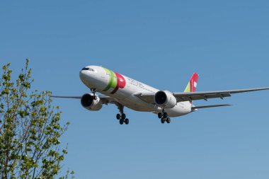 Havayolu TAP Air Portugal 'ın Airbus A330-941' i Lizbon havaalanındaki piste yaklaşıyor.