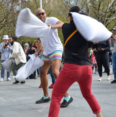 ABD 'nin New York şehrindeki Washington Square Park' taki Yıllık Yastık Dövüşü 'ndeki insanlar