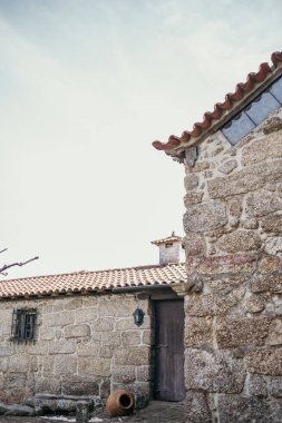 Gökyüzü arkaplanı olan taş binalara yakın çekim