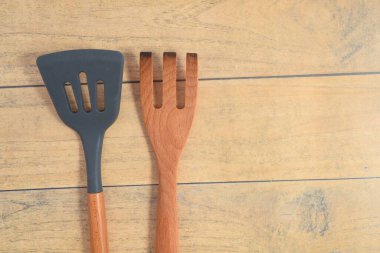 Ahşap bir masa yüzeyindeki mutfak aletleri..