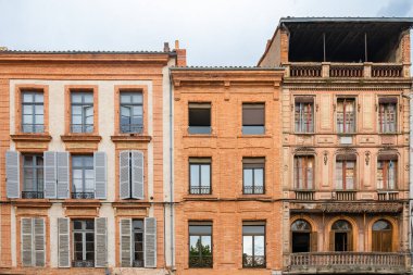Montauban, güneydeki güzel Fransız şehri, eski renkli evler.