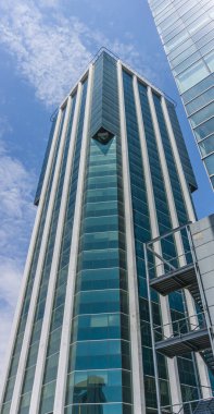 Buenos Aires, Arjantin 'deki modern bir binanın düşük açılı görüntüsü.