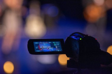 Bokeh arka planına karşı bir video kameranın seçici odak görüntüsü